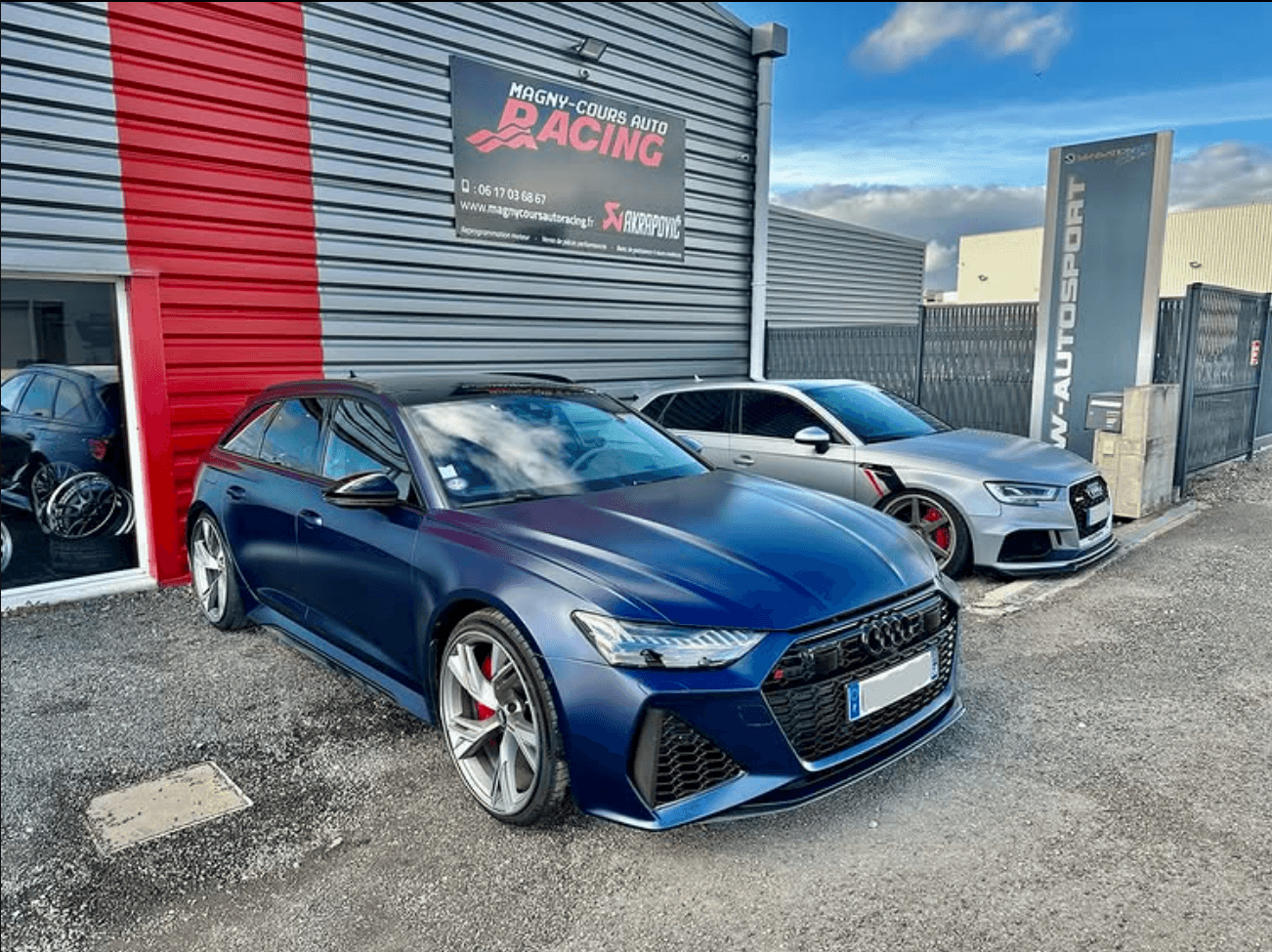 Audi RS6 C8 bleu mat devant l'atelier AWD Magny-Cours, pare-brise protégé par film XPEL WPF